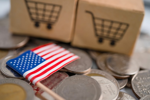 Pilha de moedas, caixa do carrinho de compras com a bandeira dos EUA da América, conceito de finanças.