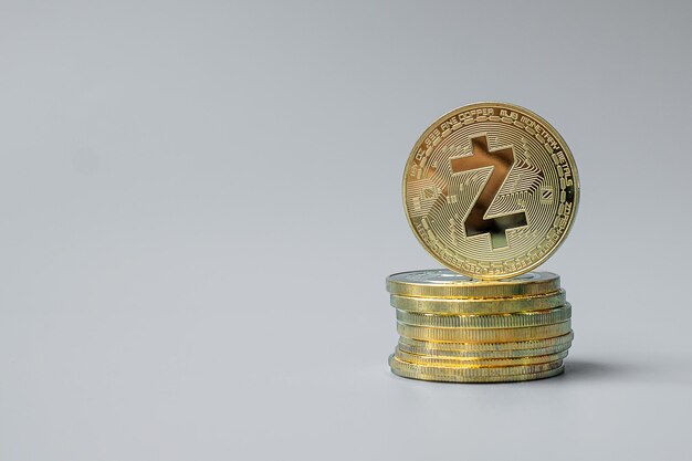 Pilha de moedas de criptomoeda dourada ZCASH ZEC Crypto é dinheiro digital dentro da rede blockchain é trocado usando tecnologia e troca de internet online Conceito financeiro