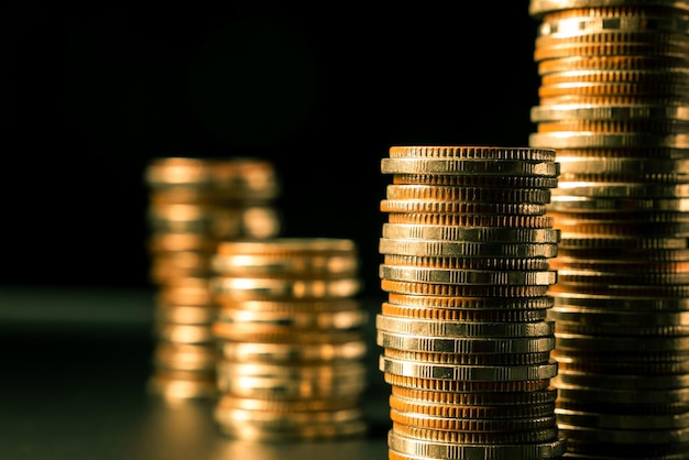 Pilha de moedas de ouro na conta bancária de depósito do tesouro financeiro para economizar