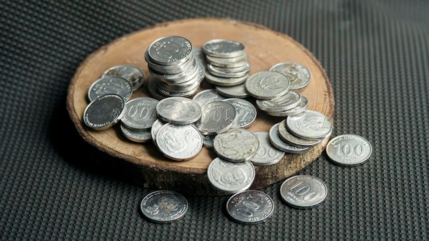 Foto pilha de moedas de rupias dinheiro indonésio de rupias isolado em fundo preto