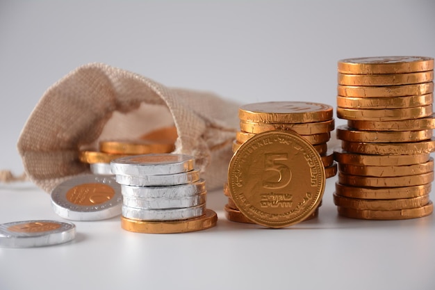 Pilha de moedas de shekel de chocolate como um conceito para finanças