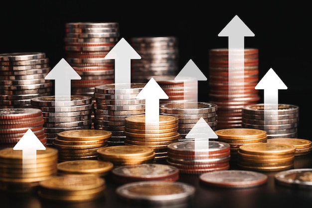 pilha de moedas e gráfico visual de seta em conceitos financeiros e negócios de investimento financeiro