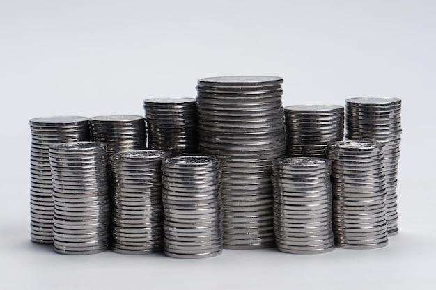 Pilha de moedas isoladas em um fundo branco bancário e dinheiro