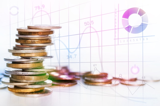 Pilha de moedas no fundo branco com lugar para o conceito de texto, salvando o crescimento da receita de negócios financeiros