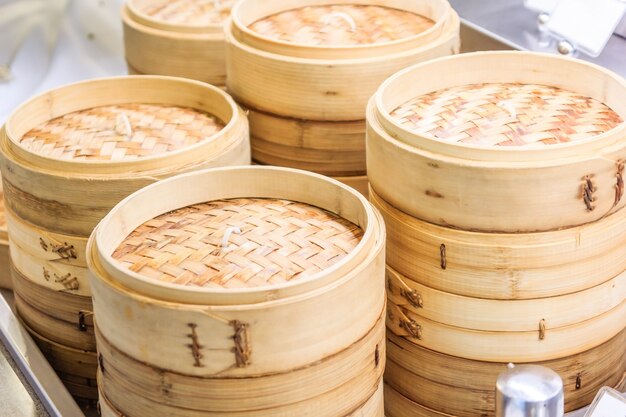 Pilha de navio de bambu chinês, Dim sum no vapor de bambu, cozinha chinesa