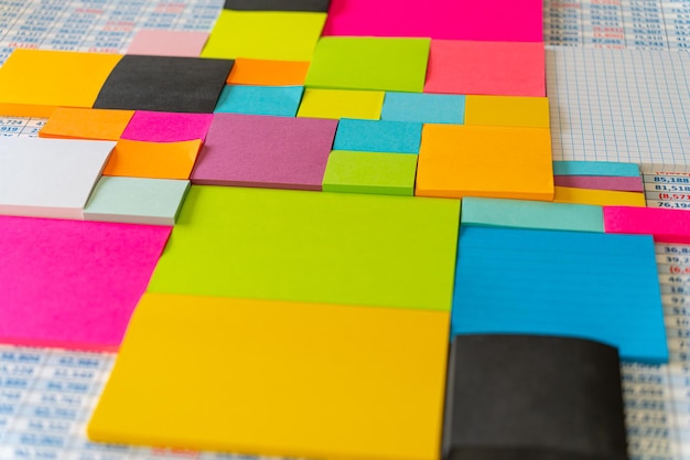Foto pilha de notas adesivas na mesa de escritório no trabalho