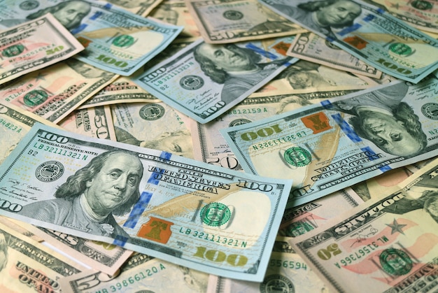 Pilha de notas de dólar dos Estados Unidos se concentra no conceito de negócios e riqueza