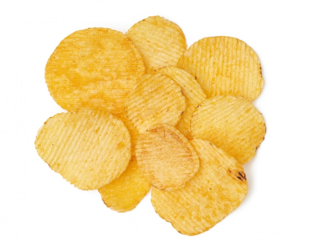 Pilha de ondulado redondo amarelo frito batatas fritas isoladas no fundo branco