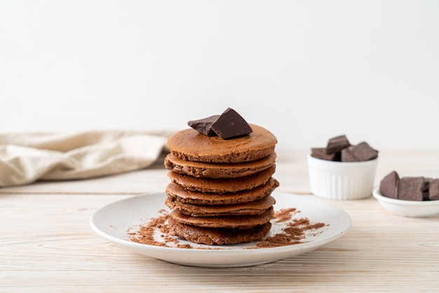 pilha de panqueca de chocolate com chocolate em pó