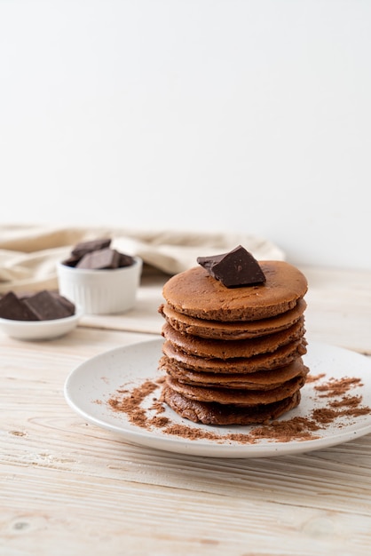 Pilha de panqueca de chocolate com chocolate em pó