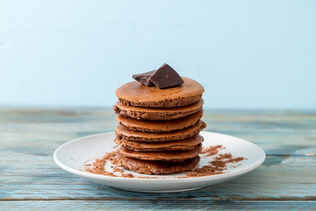 Pilha de panqueca de chocolate com chocolate em pó