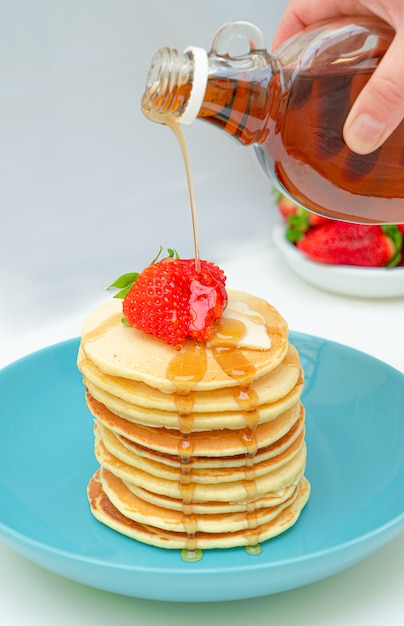 Pilha de panquecas com calda e frutas