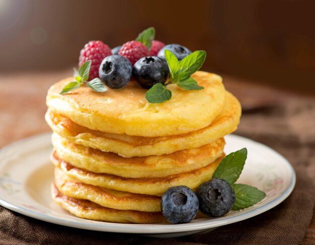 Pilha de panquecas com frutas frescas, close-up.