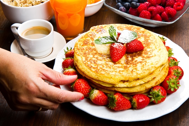 pilha de panquecas tradicionais recém-preparadas com morangos