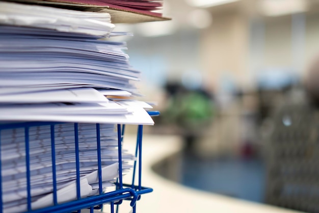 Pilha de papel documente muitos trabalhos esperando para serem feitos no conceito de mesa ocupada