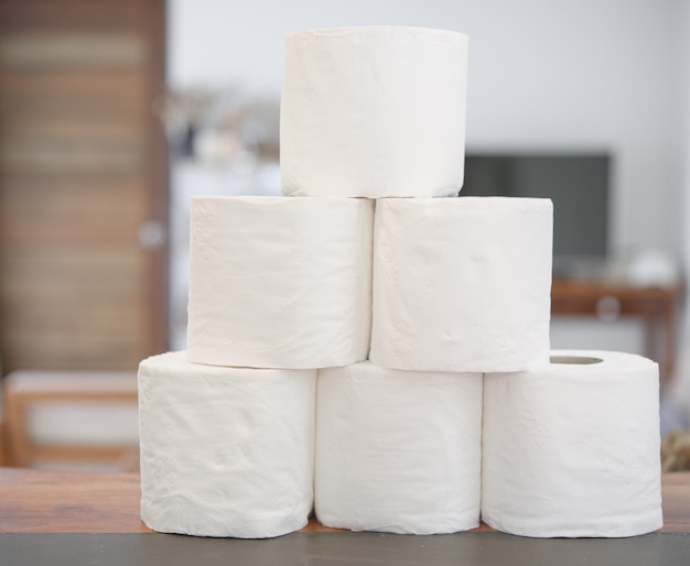 Pilha de papel higiênico rola em casa no interior da sala de estar