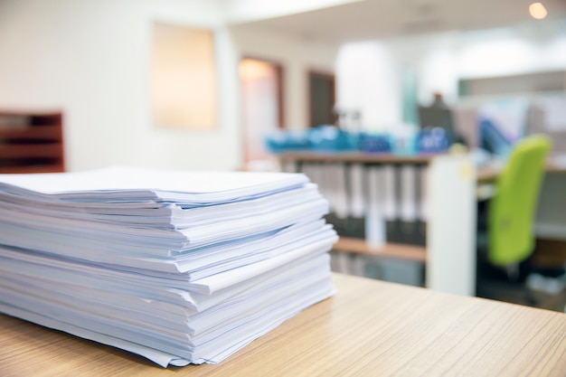 Pilha de papel na mesa de escritório empilhada.