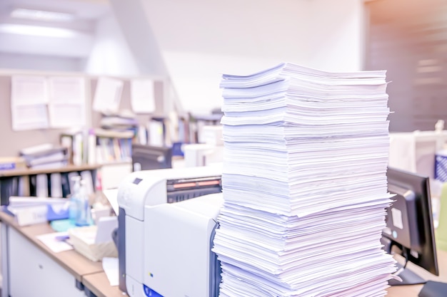 Pilha de papel na mesa de escritório empilhada.