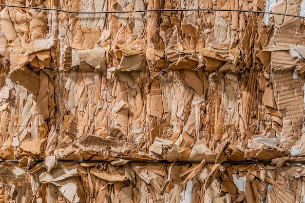 Pilha de papelão ondulado prensado pronto para reciclagem