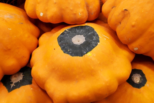 Pilha de pattypan laranja em uma banca de mercado