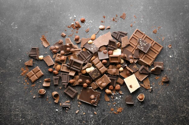 Pilha de pedaços de chocolate quebrados na mesa