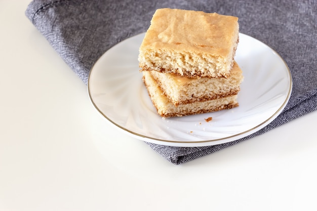 Pilha de pedaços quadrados de limão Bolo de shortcrust