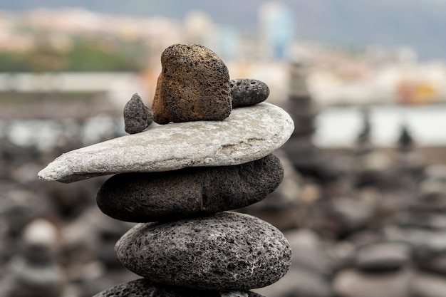 Foto pilha de pedra com fundo desfocado