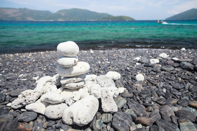 Pilha de pedras brancas na praia