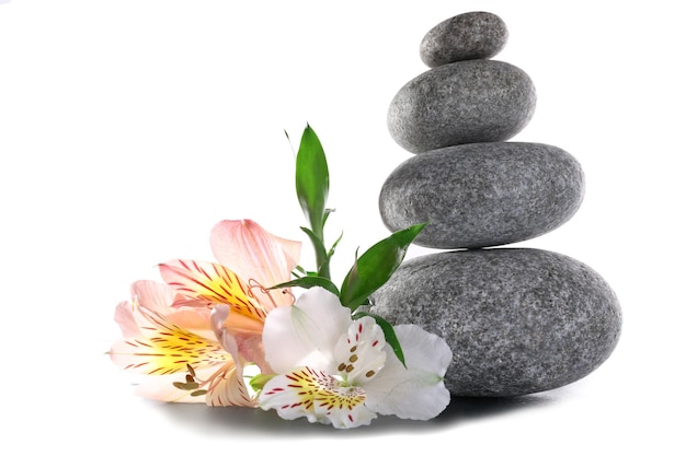pilha de pedras de spa com flor isolada em branco