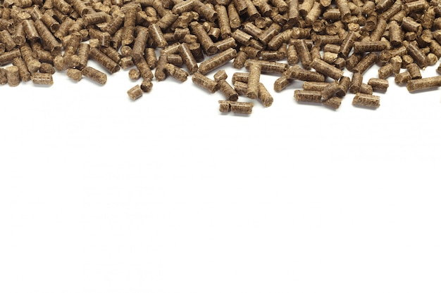 Pilha de pellets de madeira para bio energia, fundo branco, isolado