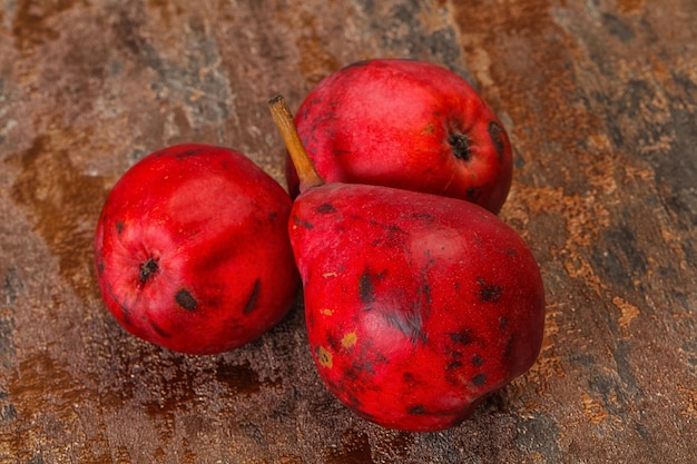 Pilha de pera vermelha doce madura