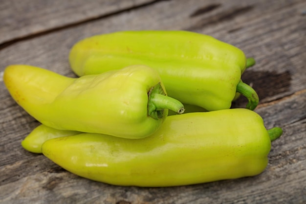 Pilha de pimenta verde na superfície de madeira