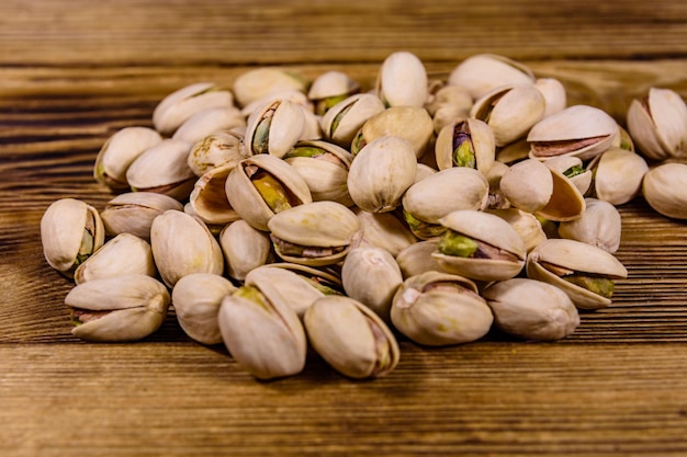 Pilha de pistache em uma mesa de madeira