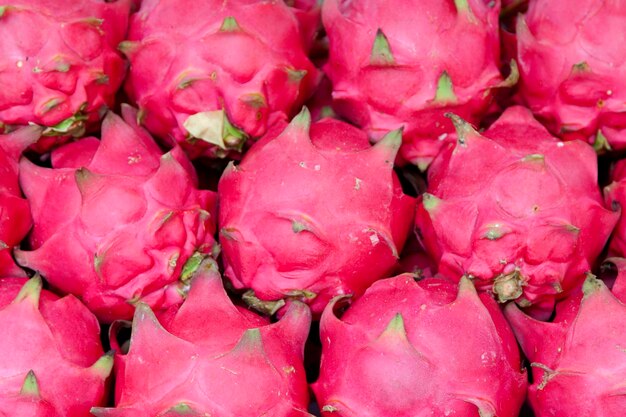 Pilha de Pitaya em uma banca de mercado