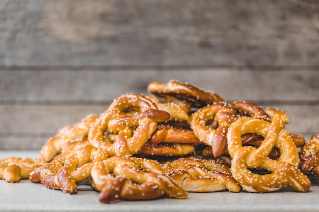 Pilha de pretzels frescos