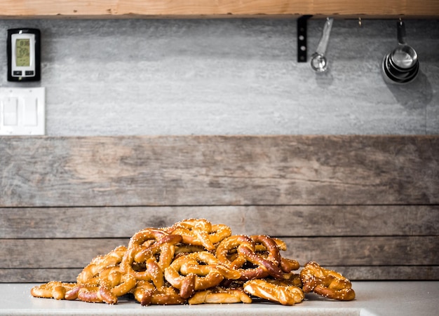 Pilha de pretzels frescos