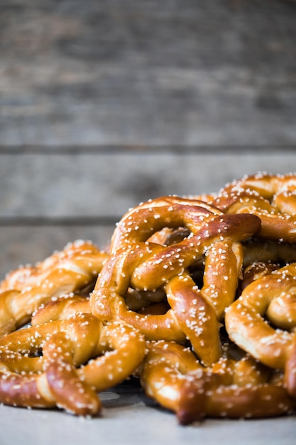 Pilha de pretzels frescos