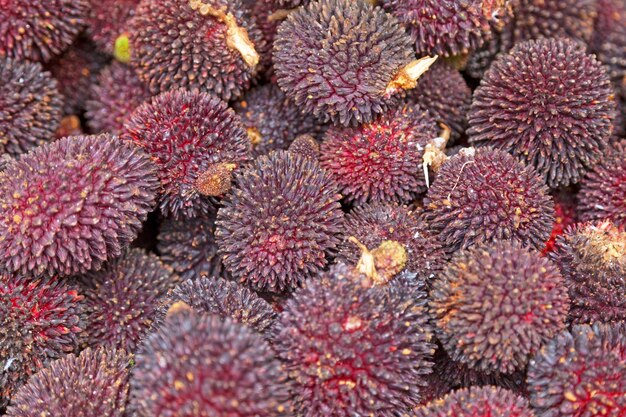 Pilha de Pulasan em uma banca de mercado