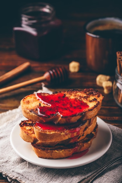 Pilha de rabanadas com calda de frutas