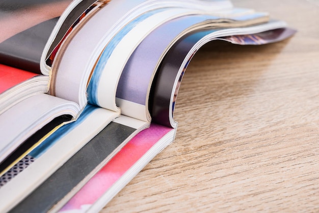 Foto pilha de revistas em uma mesa de madeira