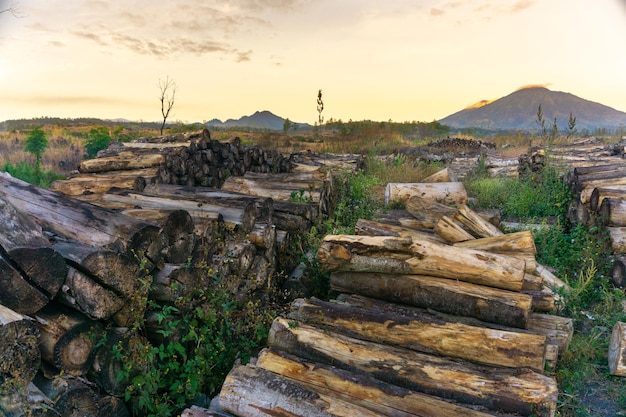 Foto pilha de rochas na paisagem contra o céu durante o pôr do sol