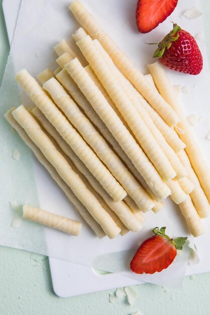 Pilha de rolos de waffle isolados no fundo branco com morango