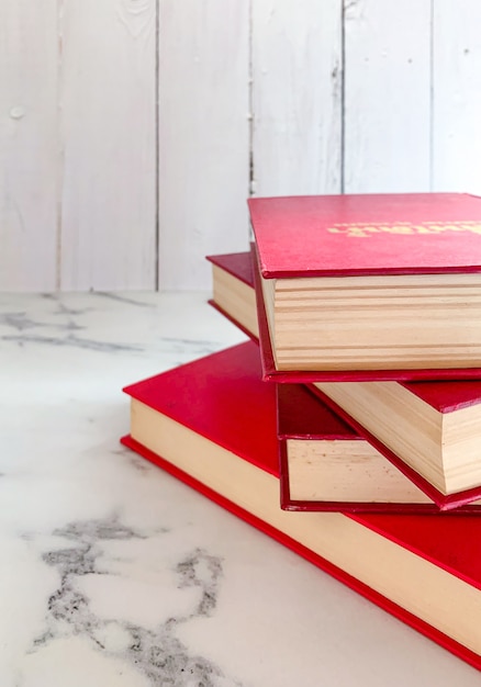 Foto pilha de romances vermelhos no chão de mármore