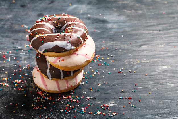 Pilha de rosquinhas deliciosas