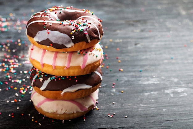 Pilha de rosquinhas deliciosas