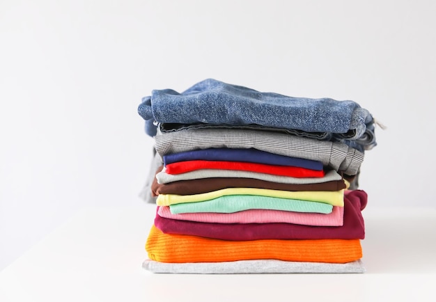 Foto pilha de roupas coloridas dobradas organização compacta de armazenamento
