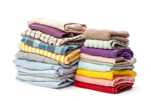 pilha de roupas isoladas em branco