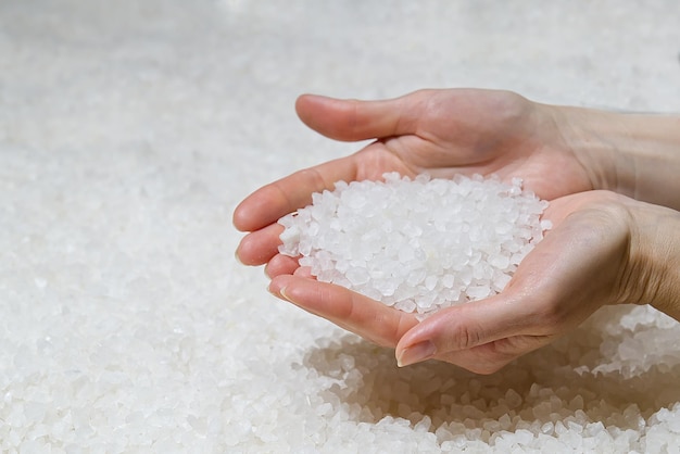 Pilha de sal marinho nas mãos sal-gema flocos de sal nin croácia sal funciona sal marinho natural