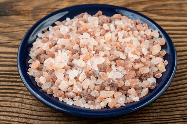 Pilha de sal rosa do Himalaia em um prato