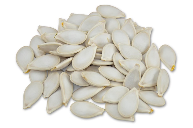 Pilha de sementes de abóbora isolada no fundo branco